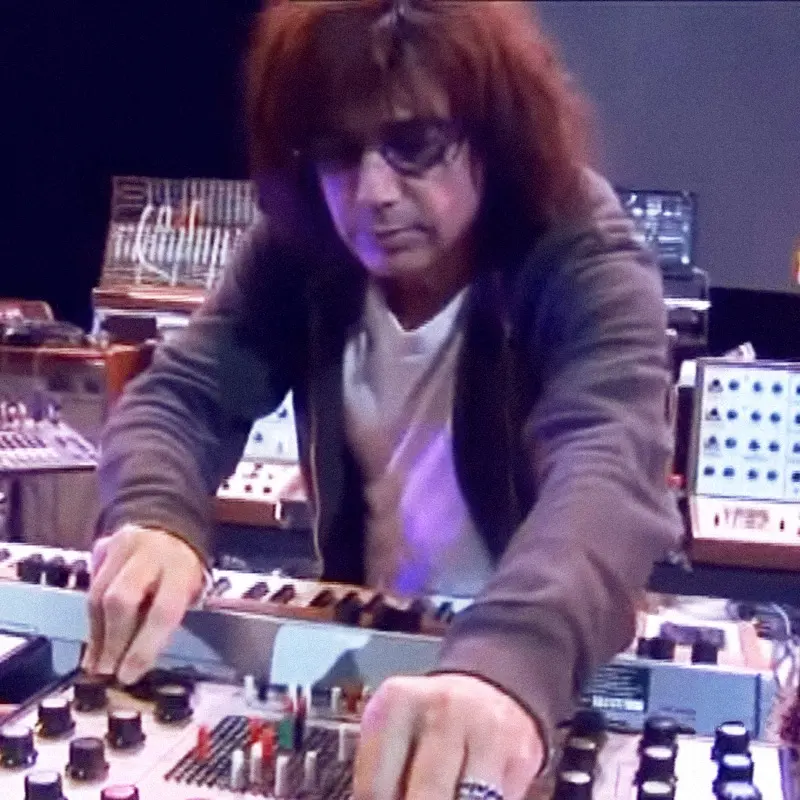 Жан-Мишель Жарр показывает синтезаторы с альбома Oxygene